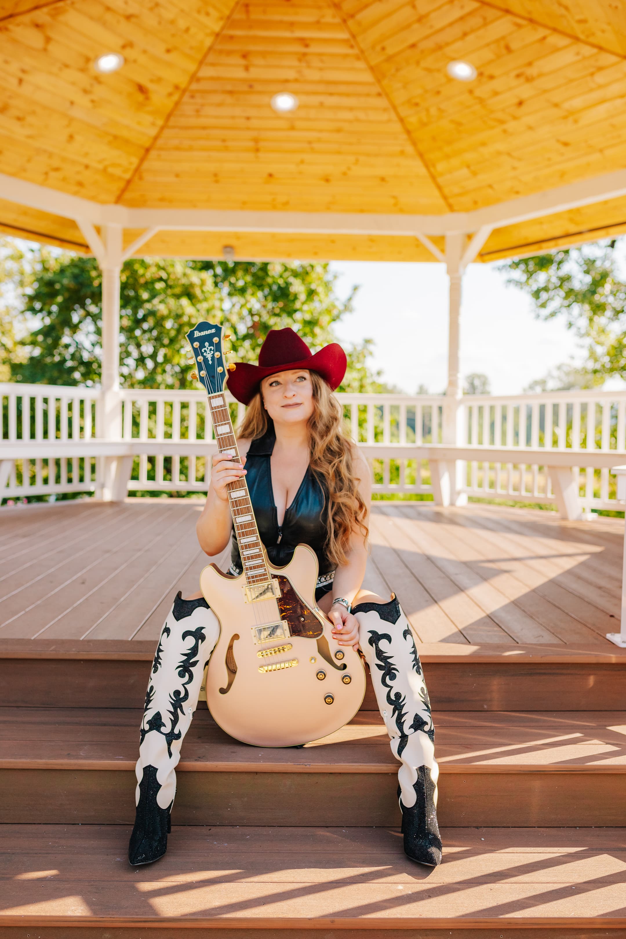 Kitty Mae with guitar at venue